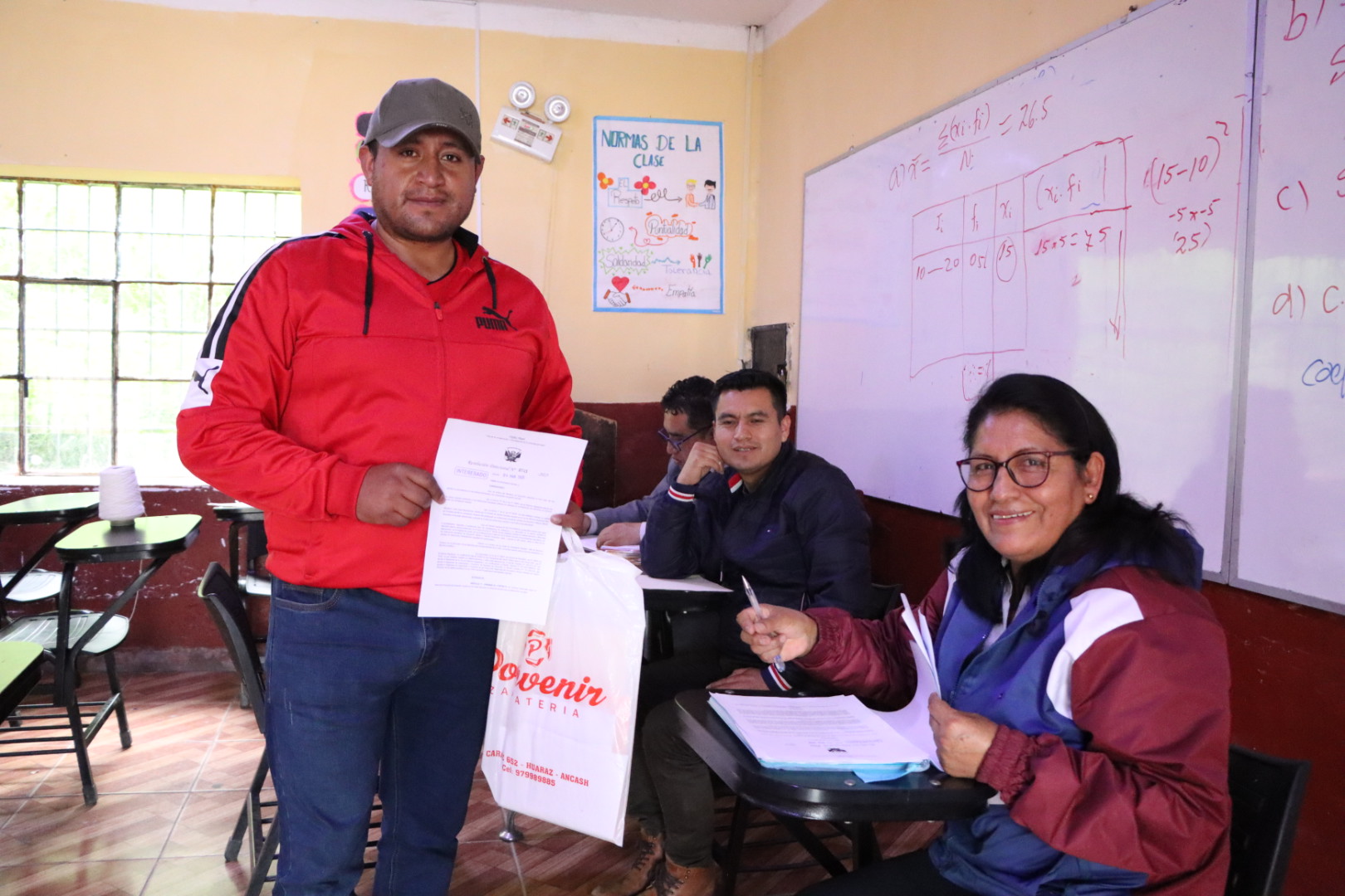 La UGEL Huari sigue cumpliendo su compromiso de entregar resoluciones de adjudicación de plazas en el acto.